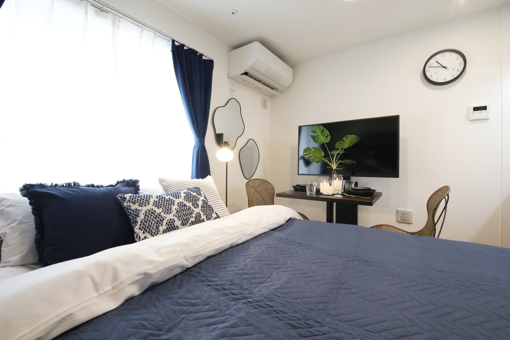 Room 202 overview with window and mirrors