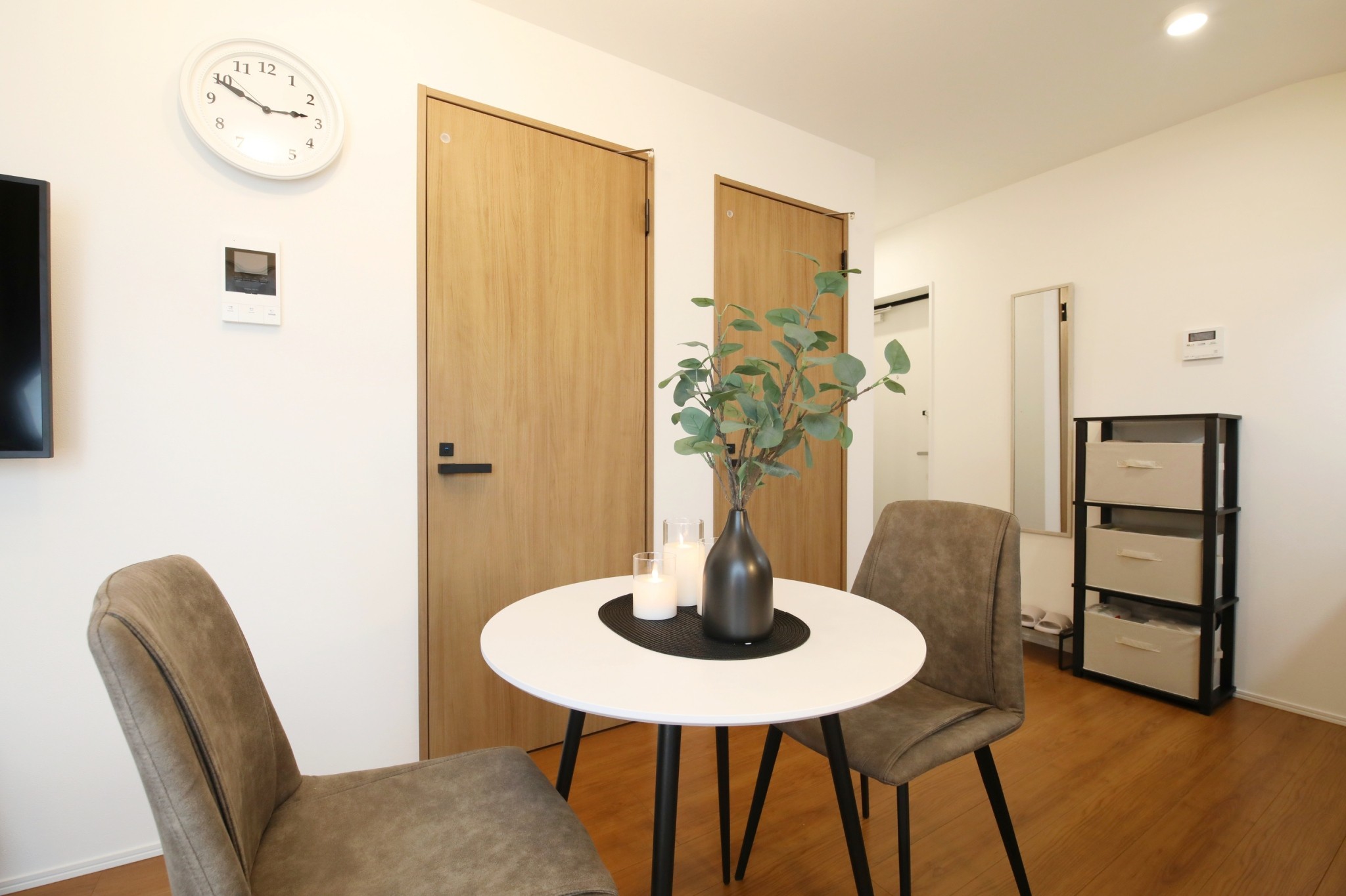 Room 401 entrance hallway with doors and mirror