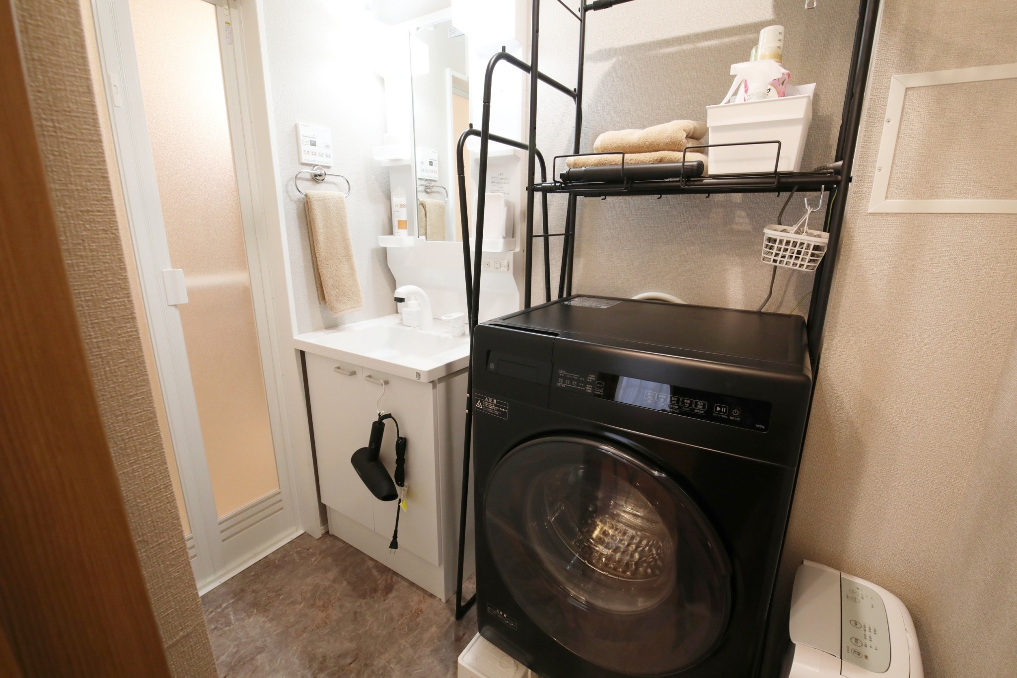 Room 401 drum washing machine and vanity area