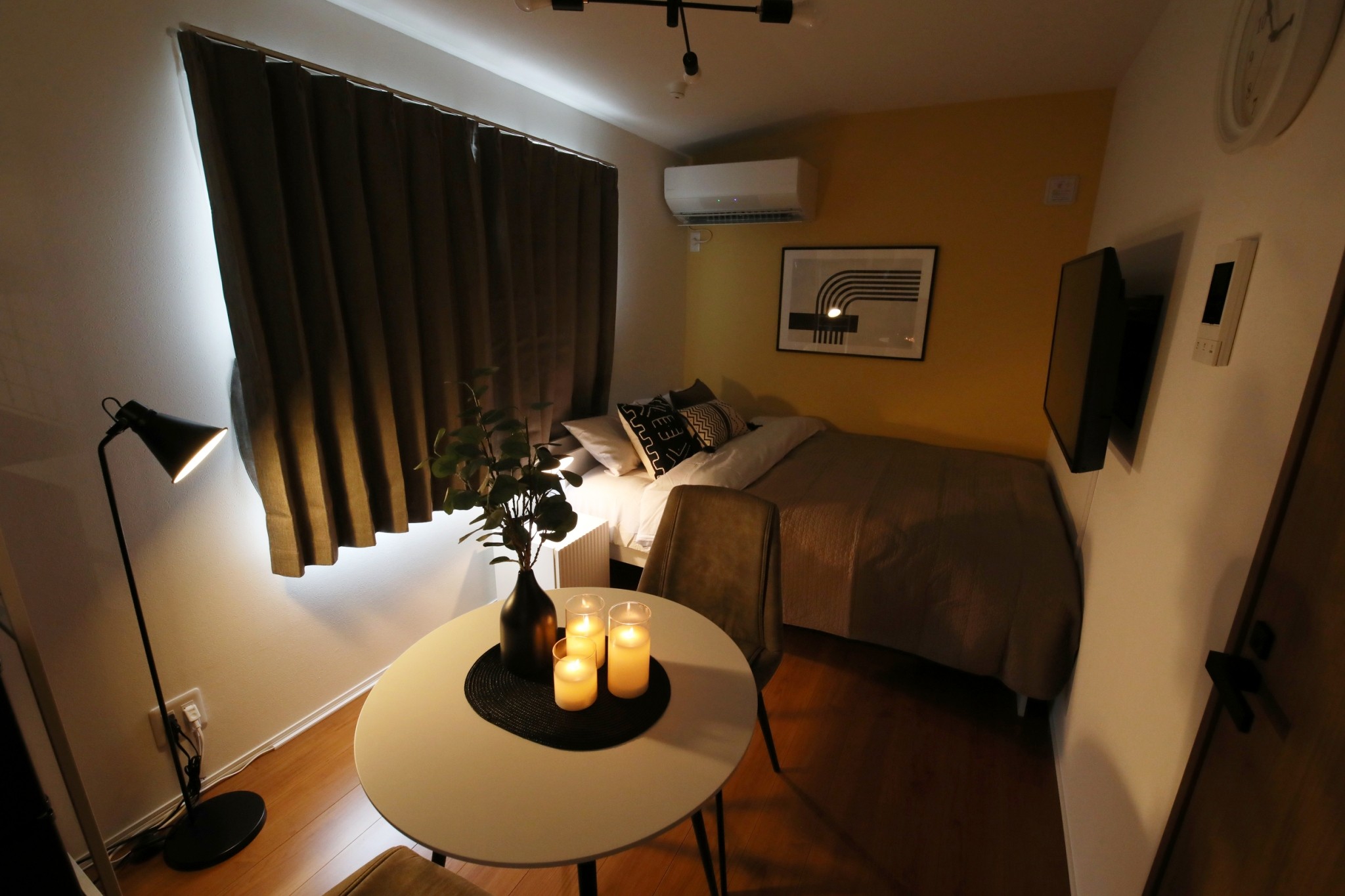 Room 401 room overview in the evening